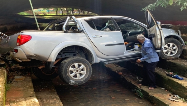 Caminhonete cai no canal da maternidade, em Rio Branco, após colisão 